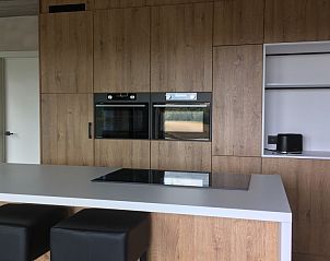 Petithalleux6 vakantiehuis in La Roche, Ardennen, met volledig uitgeruste keuken en houten kasten.