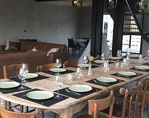 Gezellige eetruimte in Petithalleux6 vakantiehuis in La Roche, Ardennen, met houten tafel en stoelen.