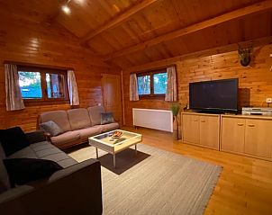 Gemtliches Wohnzimmer in Cottage in Durbuy, Ferienhaus in den Ardennen, Belgien, mit Holzinterieur und bequemer Sitzecke.