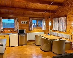 Gemtliches Interieur des Cottage in Durbuy, einem Ferienhaus in den Ardennen, Luxemburg, Belgien, mit Holzinterieur und Essbereich.
