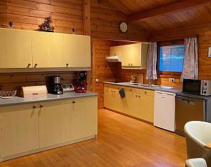 Gemtliche Kche in Cottage in Durbuy, Ferienhaus in den Ardennen, Belgien, mit hlzernem Interieur und modernen Annehmlichkeiten.