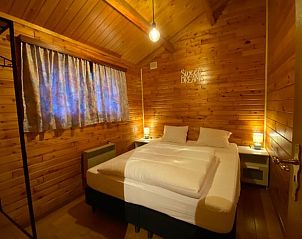 Gemtliches Schlafzimmer in Cottage in Durbuy, Ferienhaus in den Ardennen, Luxemburg, Belgien. Inneneinrichtung aus Holz fr eine gemtliche Atmosphre.