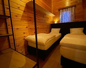 Gemtliches Schlafzimmer im Cottage in Durbuy, Ferienhaus in den Ardennen, Belgien. Warmes Holzmobiliar fr eine gemtliche bernachtung.