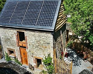 Ferienhaus in Durbuy, ein charmantes Steinhaus in den Ardennen, Belgien, umgeben von grner Natur und ausgestattet mit Sonnenkollektoren.