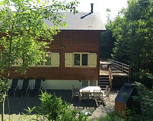 Backyard of Chalet Eikenblad in Durbuy, vacation home with terrace and garden seating in the Ardennes.