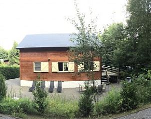 Panoramic view of Chalet Eikenblad, vacation home surrounded by nature in Durbuy, Ardennes.