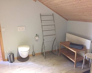 Spacious bathroom with toilet in Chalet Eikenblad, vacation home in Durbuy, Ardennes.