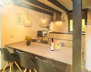 Gezellige slaapkamer in Huisje in Izier, vakantiehuis in de Ardennen, Belgi, met comfortabel bed en warme verlichting.