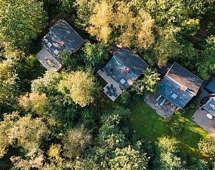 Genieen Sie die gerumige Terrasse des Ferienhauses in Izier, das in den grnen Ardennen, Luxemburg, Belgien liegt.
