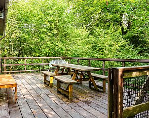 Gemtliches Wohnzimmer im Ferienhaus in Izier, Ardennen, Belgien mit bequemen Sofas und warmen Mbeln.