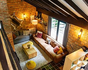 Gemtliches Wohnzimmer im Ferienhaus in Izier, gelegen in den Ardennen, Luxemburg, Belgien, mit bequemen Sofas und natrlichem Licht.