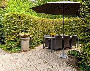 Geniet van de serene tuin met terras bij Vakantiehuisje in Izier, gelegen in de prachtige Ardennen, Luxemburg, Belgi.