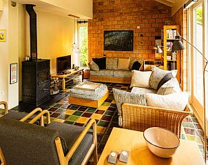 Gezellige woonkamer in Vakantiehuisje in Izier, Ardennen, met comfortabele zithoek en warme sfeer, ideaal voor ontspanning in Belgi.