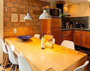 Gezellige keuken in Vakantiehuisje in Izier, Ardennen, met houten tafel en moderne voorzieningen, ideaal voor een comfortabel verblijf.