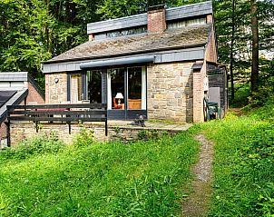 Ferienhaus in Durbuy, Izier, in den grnen Ardennen, Belgien, mit einer einladenden Terrasse und umgeben von ppiger Natur.