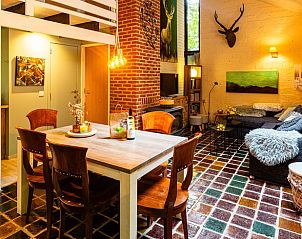 Gezellige binnenruimte van Vakantiehuisje in Izier, Ardennen, Belgi met sfeervolle open haard en comfortabele zithoek.