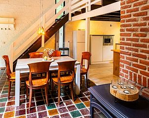 Gezellige binnenruimte van Vakantiehuisje in Izier, Ardennen, Belgi met houten eettafel en moderne keuken.