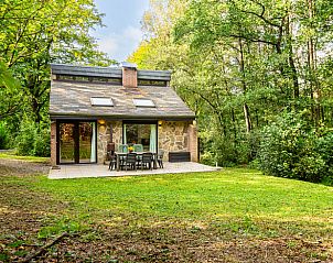 Huisje in Durbuy, Izier, een charmant vakantiehuis in de Ardennen, Belgi, met een terras omringd door weelderige natuur.