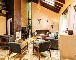 Veranda van Huisje in Durbuy, Izier, vakantiehuis in de Ardennen, Luxemburg, Belgi, omringd door groene natuur met een gezellige buitenruimte.