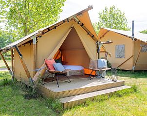 Geniet van luxe glamping in de Safari Tent in Houffalize, Ardennen, Belgi, met een uitnodigend terras en prachtige natuuromgeving.