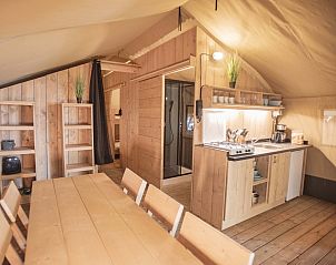 Gezellige binnenruimte van Safari Tent in Houffalize, Ardennen, Belgi, met houten interieur en moderne keuken voor een unieke glamping ervaring.