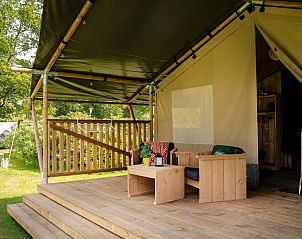 Geniet van de rust op de veranda van Safari Tent, een luxe safaritent in de groene omgeving van Houffalize, Ardennen, Belgi.
