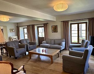 Gezellige woonkamer van Le Bocard vakantiehuis in Florenville, Ardennen, Belgi, met comfortabele zitplaatsen en veel natuurlijk licht.