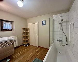 Stijlvolle badkamer in vakantiehuis Le Bocard, Florenville, Ardennen, Belgi, met houten vloer en moderne voorzieningen.