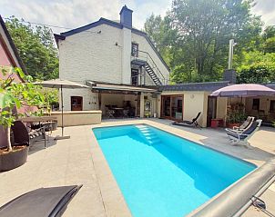 Ontspan bij het verfrissende zwembad van vakantiehuis Ry de Belle Rose in Grupont, Ardennen, omringd door groene natuur.