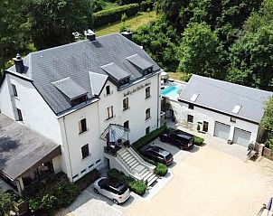 Luchtfoto van Ry de Belle Rose, een charmant vakantiehuis in Grupont, Ardennen, Belgi, omgeven door groene natuur en rustgevende omgeving.