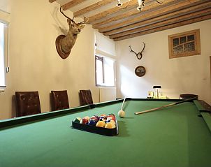 Ontspan in de sfeervolle recreatieruimte van Ry de Belle Rose, een vakantiehuis in Grupont, Ardennen, met een uitnodigende biljarttafel.