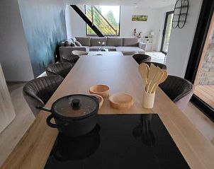 Gezellige binnenruimte van Huisje in Grandmenil, vakantiehuis in de Ardennen, Belgi met moderne keuken en comfortabele zithoek.