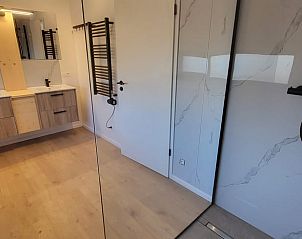 Moderne badkamer in Huisje in Grandmenil, vakantiehuis in de Ardennen, Belgi, met stijlvolle houten elementen en ruime douche.