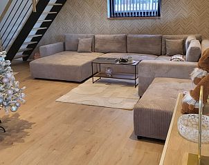 Gezellige woonkamer in Vakantiehuis in Grandmenil, Ardennen, met stijlvolle hoekbank en kerstdecoratie voor een warme sfeer.