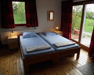 Bedroom in La Terra vacation home, Durbuy, with two single beds and terrace.