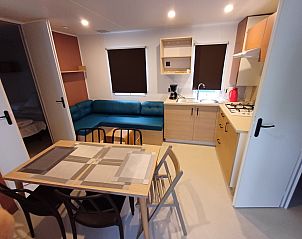 Gezellige binnenruimte van Cottage in La Roche-en-Ardenne, Ardennen, Belgi, met een moderne keuken en comfortabele zithoek.