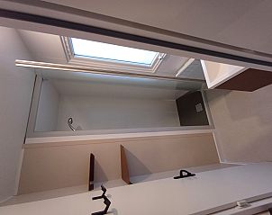 Moderne badkamer in Cottage vakantiehuis, La Roche-en-Ardenne, met ruime douche en dakraam voor natuurlijk licht in de Ardennen, Belgi.