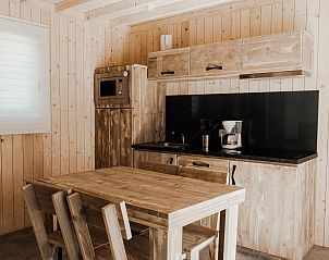 Gezellige keuken in Eco Lodge MOBIWOOD, vakantiehuis in La Roche-en-Ardenne, Ardennen. Houten interieur met moderne voorzieningen.