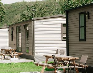 Geniet van de rust bij Cosy Cottage, een vakantiehuis in La Roche-en-Ardenne, Belgi, met een uitnodigend terras en groene omgeving.