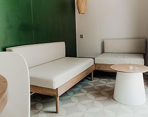 Stijlvolle binnenruimte van Cosy Cottage, vakantiehuis in La Roche-en-Ardenne, Belgi, met moderne meubels en rustgevende groene accenten.