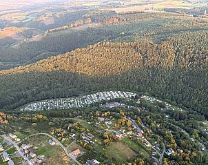 Luchtfoto van Cosy Cottage in La Roche-en-Ardenne, omringd door weelderige Ardennenbossen, ideaal vakantiehuis in Belgi.