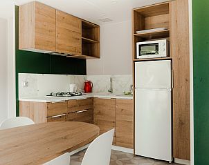 Moderne keuken in Cosy Cottage, vakantiehuis in La Roche-en-Ardenne, Ardennen, Belgi, met houten interieur en complete voorzieningen.