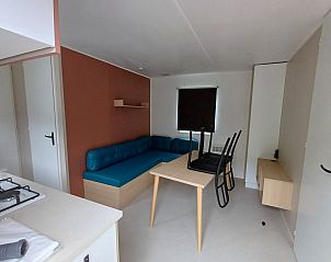 Gezellige binnenruimte van Cottage IRM in La Roche-en-Ardenne, Ardennen, Belgi, met moderne keuken en comfortabele zithoek.
