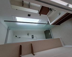 Moderne badkamer in Cottage IRM, een vakantiehuis in La Roche-en-Ardenne, Ardennen, Belgi, met ruime douche en natuurlijk licht.