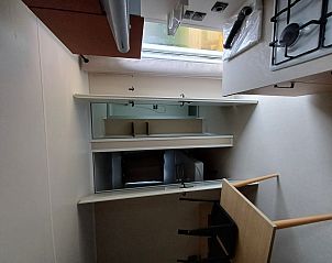 Compacte binnenruimte van Cottage IRM in La Roche-en-Ardenne, Ardennen, Belgi, met keuken en eetgedeelte voor een knus verblijf.