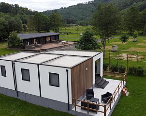 Geniet van de moderne veranda van Eco Lodge MOBLINA, een glamping lodge in La Roche-en-Ardenne, omgeven door de prachtige natuur van de Ardennen.