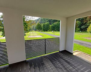 Eco Lodge MOBLINA in La Roche-en-Ardenne, een moderne vakantiewoning met terras omgeven door groene heuvels in de Ardennen, Belgi.