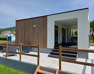 Eco Lodge MOBLINA in La Roche-en-Ardenne biedt een moderne veranda met uitzicht op de Ardennen in Belgi.