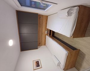 Sfeervolle slaapkamer in Eco Lodge MOBLINA, La Roche-en-Ardenne, Ardennen. Geniet van comfort en natuur in dit luxe vakantiehuis.