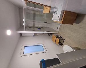 Moderne badkamer in Eco Lodge MOBLINA, La Roche-en-Ardenne, Belgi. Comfortabel vakantiehuis in de Ardennen met luxe voorzieningen.